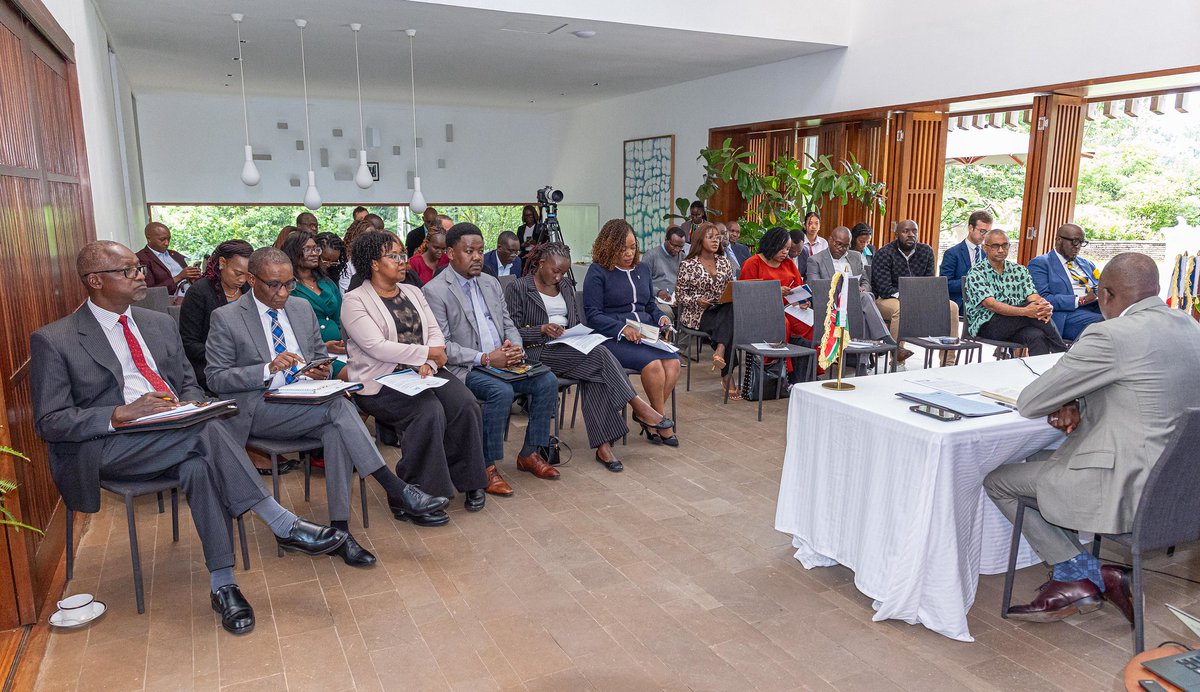 FranceinKenya's tweet photo. Great exchanges today morning with top leadership and members of the @KenyaEditors Guild as well as senior representatives from the fourth estate ahead of the Africa Forward Summit to be held in Nairobi on May 11-12 2026. 🇫🇷🌍🇰🇪

Foreign Affairs PS @SingoeiAKorir, together with Balozi @arnaud_suquet, briefed editors on the vision behind this landmark summit, which will bring together leaders, entrepreneurs, youth, creatives, civil society, and diaspora from across Kenya, Africa, France, and beyond to shape new partnerships for the future.

Discussions highlighted the Summit’s ambition to strengthen investment and deliver concrete solutions to shared challenges; from reforming the international financial architecture to advancing the energy transition ⚡, sustainable agriculture 🌱, artificial intelligence and digital innovation 💻, the blue economy 🌊, green industrialization 🏭 and health 🩺.

📍 On May 11, the University of Nairobi will host the Africa Forward – Inspire & Connect Business Forum, bringing together 1,500+ economic leaders from Africa and France, alongside dedicated events celebrating youth talent, sports 🏃‍♂️ as well as the cultural and creative industries 🎭.

📍 On May 12 , at the Kenyatta International Convention Centre, African Heads of State will join Presidents @WilliamsRuto and @EmmanuelMacron for high-level discussions on development finance, innovation and Africa’s priorities in a rapidly changing world.

🙏 Many thanks to the Kenya Editors Guild President @zubeidahkananu and the Ministry of Foreign and Diaspora Affairs Kenya @ForeignOfficeKE for their continued support and collaboration in engaging the media ahead of this important milestone.

#AfricaForward #AFS2026

@francediplo_EN