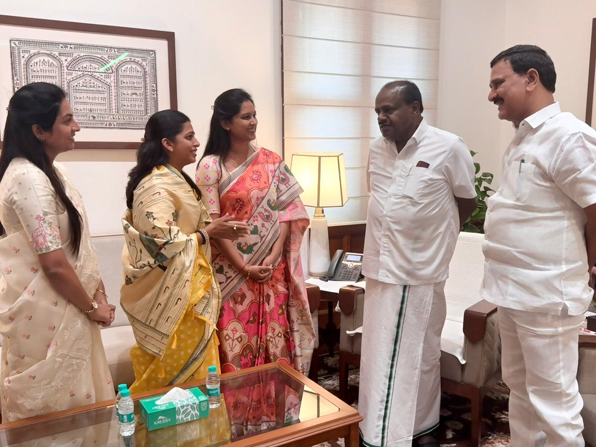 BjpVarma's tweet photo. నారీ శక్తికి పెద్దపీట వేస్తూ ప్రధాని మోదీ నాయకత్వంలో కేంద్ర ప్రభుత్వం తీసుకువచ్చిన 'మహిళా రిజర్వేషన్ బిల్లు' (నారీ శక్తి వందన్ అధినియం) పార్లమెంటులో ఆమోదం పొందిన చారిత్రాత్మక ఘట్టాన్ని వీక్షించేందుకు ఆంధ్రప్రదేశ్ నుండి NDA కూటమి మహిళా నేతలు విచ్చేశారు.

​ఈ సందర్భంగా టిడిపి ఎమ్మెల్సీ శ్రీమతి కావలి గ్రీష్మ గారు, శింగనమల ఎమ్మెల్యే ​శ్రీమతి బండారు శ్రావణి గారు,  ఏపీ క్రియేటివిటీ అండ్ కల్చర్ కమిషన్ చైర్‌పర్సన్ శ్రీమతి పొడపాటి తేజస్వి గారు, కేంద్ర ఉక్కు , భారీ పరిశ్రమల శాఖ మంత్రి  హెచ్.డి. కుమారస్వామి గారిని, నన్ను మర్యాదపూర్వకంగా కలిసి అభినందనలు తెలియజేశారు.

2047 నాటికి 'వికాసిత్ భారత్' నిర్మించడంలో మన మహిళా నాయకత్వం అగ్రగామిగా నిలుస్తుంది.

@bjp4andhra @bjp4india @narendramodi @hd_kumaraswamy 

#narishakti #narishaktivandan #narendramodi