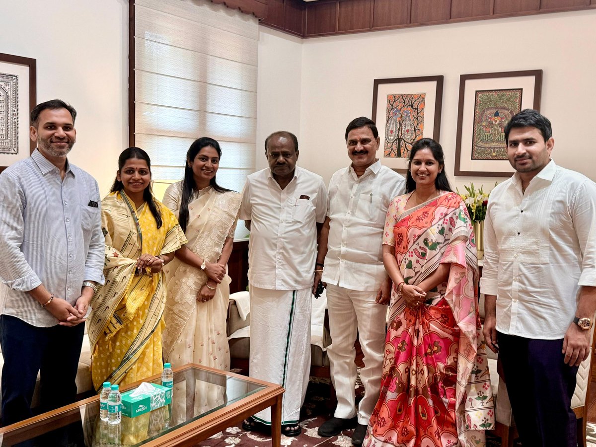 BjpVarma's tweet photo. నారీ శక్తికి పెద్దపీట వేస్తూ ప్రధాని మోదీ నాయకత్వంలో కేంద్ర ప్రభుత్వం తీసుకువచ్చిన 'మహిళా రిజర్వేషన్ బిల్లు' (నారీ శక్తి వందన్ అధినియం) పార్లమెంటులో ఆమోదం పొందిన చారిత్రాత్మక ఘట్టాన్ని వీక్షించేందుకు ఆంధ్రప్రదేశ్ నుండి NDA కూటమి మహిళా నేతలు విచ్చేశారు.

​ఈ సందర్భంగా టిడిపి ఎమ్మెల్సీ శ్రీమతి కావలి గ్రీష్మ గారు, శింగనమల ఎమ్మెల్యే ​శ్రీమతి బండారు శ్రావణి గారు,  ఏపీ క్రియేటివిటీ అండ్ కల్చర్ కమిషన్ చైర్‌పర్సన్ శ్రీమతి పొడపాటి తేజస్వి గారు, కేంద్ర ఉక్కు , భారీ పరిశ్రమల శాఖ మంత్రి  హెచ్.డి. కుమారస్వామి గారిని, నన్ను మర్యాదపూర్వకంగా కలిసి అభినందనలు తెలియజేశారు.

2047 నాటికి 'వికాసిత్ భారత్' నిర్మించడంలో మన మహిళా నాయకత్వం అగ్రగామిగా నిలుస్తుంది.

@bjp4andhra @bjp4india @narendramodi @hd_kumaraswamy 

#narishakti #narishaktivandan #narendramodi