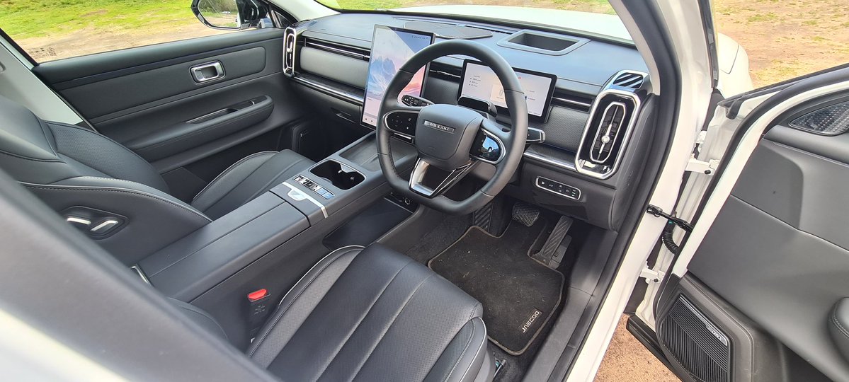 MttRbnsn's tweet image. In March, the best-selling car of them all was this - the #Jaecoo7, with more than 10,000 registered in a month. So far in '26, nearly 16,000 examples of the J7 have found homes here.

One week with this £34,500 #PHEV #SHS #Luxury should therefore hopefully answer the big Q: why?