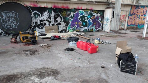 Observatoire_VP's tweet image. 👁️ Près de #Lyon, une rave party illégale dégénère  en violences contre la police

Dans la nuit du samedi 11 au dimanche 12 avril, une rave party illégale s’est tenue dans la zone industrielle de La Mouche à Saint-Genis-Laval, au sud de Lyon. Environ 300 personnes se sont