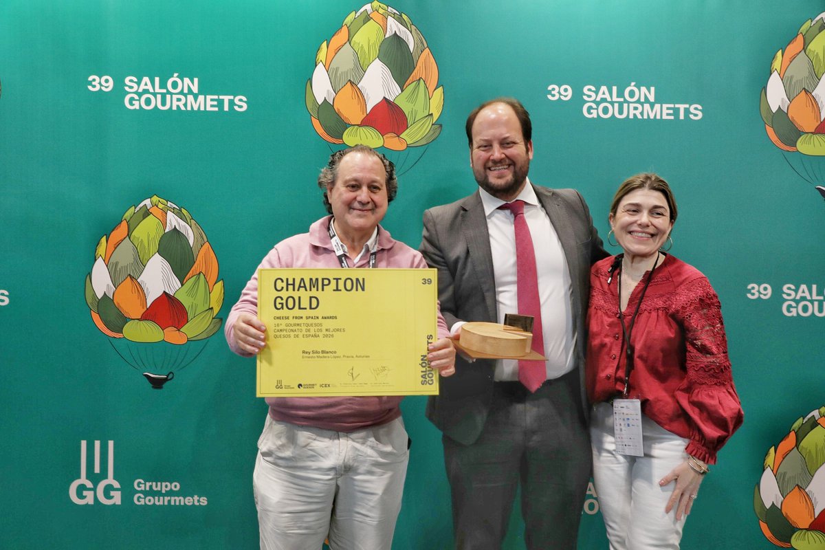 ICEX_'s tweet photo. 🧀🏆 En el marco de #SalónGourmets, hemos celebrado la última jornada del Campeonato de los Mejores Quesos de España 2026, que pone el broche final a una edición que ha dejado, nunca mejor dicho, un excelente sabor de boca para el sector quesero español.
🌍 Dentro del campeonato, @ICEX_ ha impulsado la categoría #CheesefromSpainAwards, concebida para identificar, entre los participantes, aquellos quesos españoles con mayor potencial exportador, alineando calidad, territorio y proyección internacional, y en estos días se han dado a conocer los #premiosGold otorgados por un jurado internacional especializado, además de un premio especial #ChampionGold concedido por mayoría absoluta.
✨ Champion Gold-Cheese from Spain Awards:
El máximo reconocimiento ha recaído en REY SILO BLANCO (@quesoreysilo ), una elaboración artesanal asturiana que destaca por su autenticidad, su elaboración tradicional con leche cruda de vaca y su enorme proyección internacional. Ha entregado el premio Pablo Conde Díez, director general de Desarrollo de Negocio Internacional de ICEX.
🥇 Premios Gold – Cheese from Spain Awards:
El jurado ha galardonado con este premio a 9 queserías de referencia en distintas categorías, reflejo de la riqueza, diversidad y calidad del sector quesero español:
En la Categoría 1. Vaca joven (leche cruda/pasteurizada): Prestes DOP Tetilla, de QUEIXERIA PRESTES SL (Vilalba, Lugo), y Rey Silo Blanco, de Ernesto Madera López (Pravia, Asturias).
En la Categoría 5. Cabra curado (leche cruda): Reserva natural al pimentón, de AGAMMASUR (Colmenar, Málaga).
En la Categoría 6. Cabra curado (leche pasteurizada): Emborrizado Montes de Málaga, de AGAMMASUR (Colmenar, Málaga).
En la Categoría 7. Mezcla semicurado: Los Cameros Mezcla Semi, de Lácteos Martínez S.L.U. (Haro, La Rioja).
En la Categoría 12. Oveja semicurado (leche cruda): Ntra. Sra. Fuentes semicurado DOP Queso Manchego, de Quesos Artesanos Villarejo S.L. (Villarejo de Fuentes, Cuenca), y 1857 Valdivieso DOP Manchego, de Explotaciones Agricolas Valdegar S.L (Alcázar de San Juan, Ciudad Real).
En la Categoría 18. Quesos azules (enmohecido interno): Estrella La Peral, de Quesos Peral S.L. (Illas, Asturias), y Savel, de Airas Moniz (Chantada, Lugo).
👏 ICEX – Departamento de Alimentos y Bebidas. ✨ iUna cita que confirma la madurez y excelencia del sector agroalimentario español!
👉 Sigue informado sobre la agenda de ICEX: https://t.co/vPzU4QY984