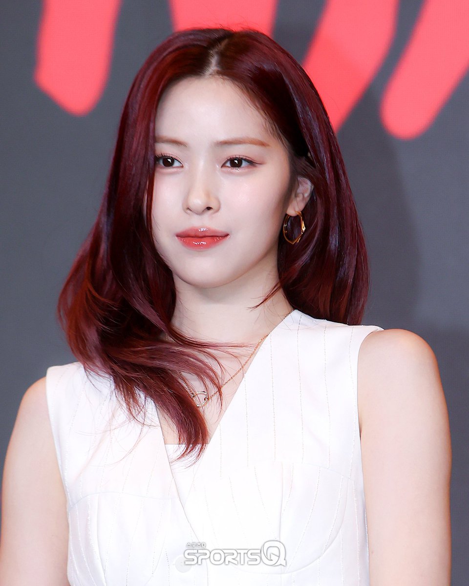 Why do stars fall down from the sky
Every time you walk by?
Just like me, they long to be
Close to you

LOOK ITS RYUJIN DAY   
#EP25_StarringRYUJIN 
#봄이_왜_따뜻한가_했는데_류진이가_태어났구나