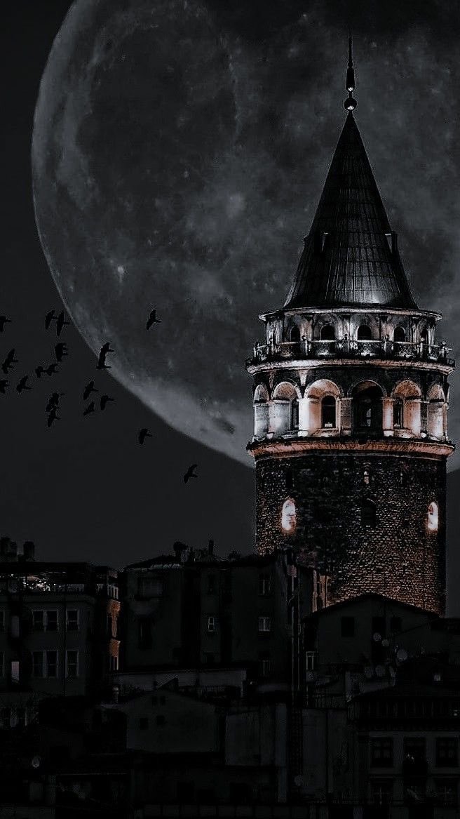 Düşmezse düşmesin,
Yakamızdan ölüm.
Bizim üstümüze,
Güneş doğacak gülüm.

Gülüşüne bir kurşun sıksa da ölüm,
Unutma ki, umuda kurşun işlemez, gülüm...

NAZIM HİKMET