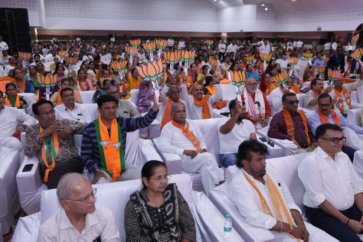 ગાંધીધામ ખાતે આયોજિત ‘વિકાસ સંકલ્પ સભા’માં ભાજપાના ઊર્જાવાન કાર્યકર્તાઓ અને સ્થાનિક નાગરિકોને મળવાનો તેમજ વિકાસના વિવિધ મુદ્દે સંવાદ કરવાનો અવસર પ્રાપ્ત થયો.

એક સમયે ભૌગોલિક સ્થિતિને કારણે જે કચ્છની અવગણના કરવામાં આવતી હતી, તે જ કચ્છ આજે માનનીય વડાપ્રધાન શ્રી નરેન્દ્રભાઈ મોદીના