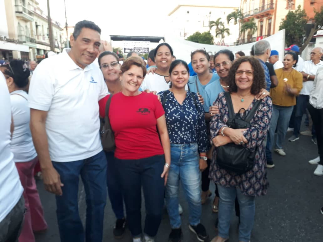 Hace 65 años, en la capitalina esquina de 23 y 12, el pueblo cubano se reunió junto al comandante en jefe #FidelPorSiempre, donde se proclamó el carácter socialista de la Revolución. Hoy, en ese mismo lugar los transportistas reafirman su apoyo a la Revolución Cubana. #GirónEsHoy