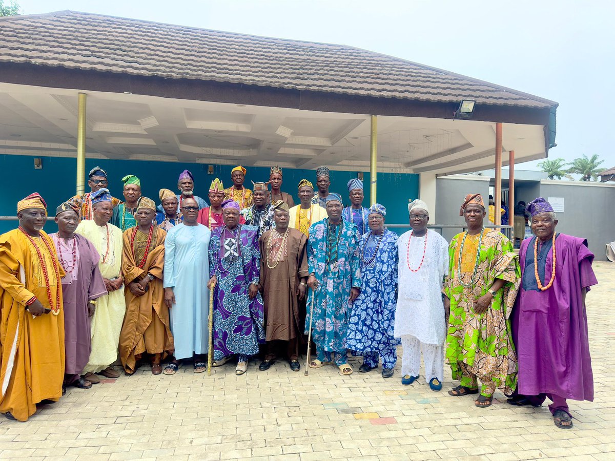 JUST IN: Okanlomo Oodua, Chief Jubril Dotun Sanusi Appointed Patron of Part Two Traditional Rulers of Ibadanland

The Okanlomo Oodua and Bada Olubadan of Ibadanland, Chief (Engr) Jubril Dotun Sanusi, has been officially appointed as the Patron of the Part Two Traditional Rulers