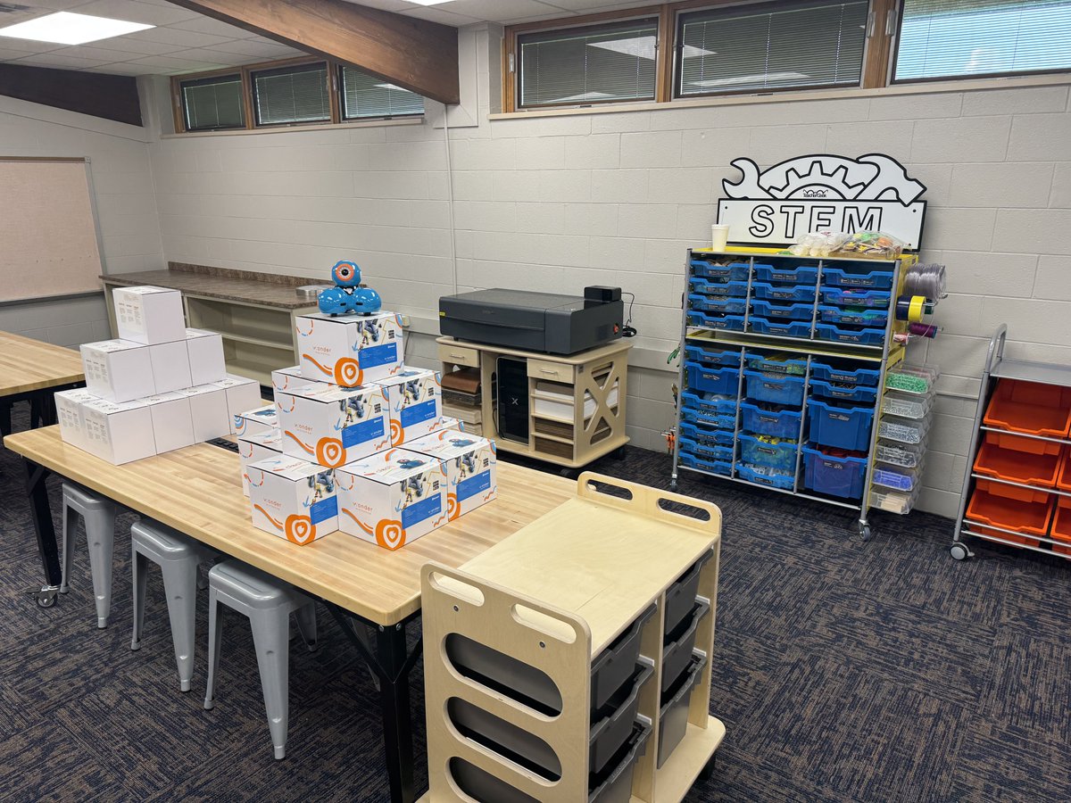 AHUDmaker's tweet image. Excited to celebrate a new makerspace at Bainbridge Elementary in North Putnam Schools. Students will boost engagement through hands-on learning with robotics, 3D printing, and more.#Makerspace #STEM #HandsOnLearning