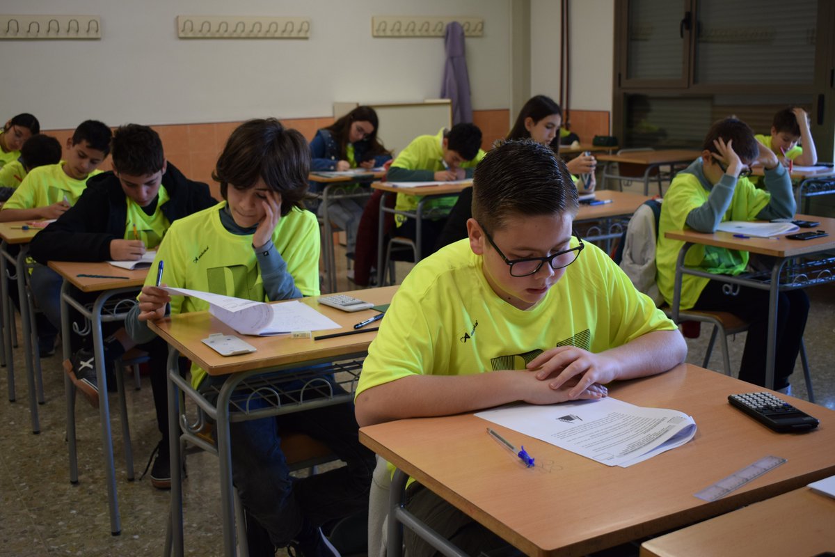 iesvae's tweet photo. OLIMPÍADA MATEMÀTICA
Com és tradició, el Departament de Matemàtiques de l’Estellés va  participar en l’Olimpíada Matemàtica per a estudiants d'Educació Secundària Obligatòria que convoca i organitza la @SEMCV .
Més informació i imatges en:
https://t.co/aUowNOj8ge https://t.co/wl7in8HX3A