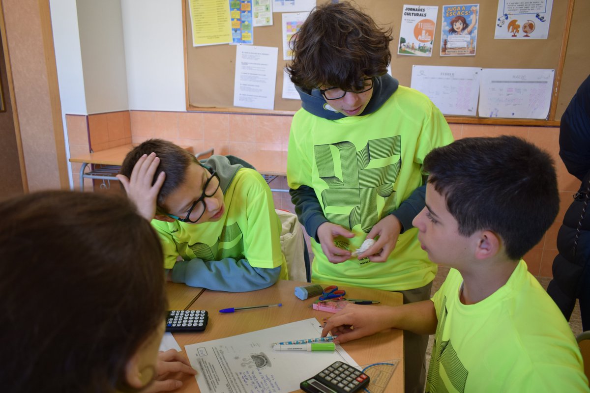 iesvae's tweet photo. OLIMPÍADA MATEMÀTICA
Com és tradició, el Departament de Matemàtiques de l’Estellés va  participar en l’Olimpíada Matemàtica per a estudiants d'Educació Secundària Obligatòria que convoca i organitza la @SEMCV .
Més informació i imatges en:
https://t.co/aUowNOj8ge https://t.co/wl7in8HX3A