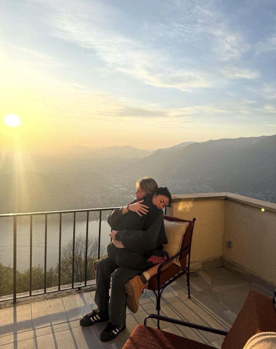 espansivonaa's tweet photo. IO E CHI https://t.co/eSgh1s4h0A