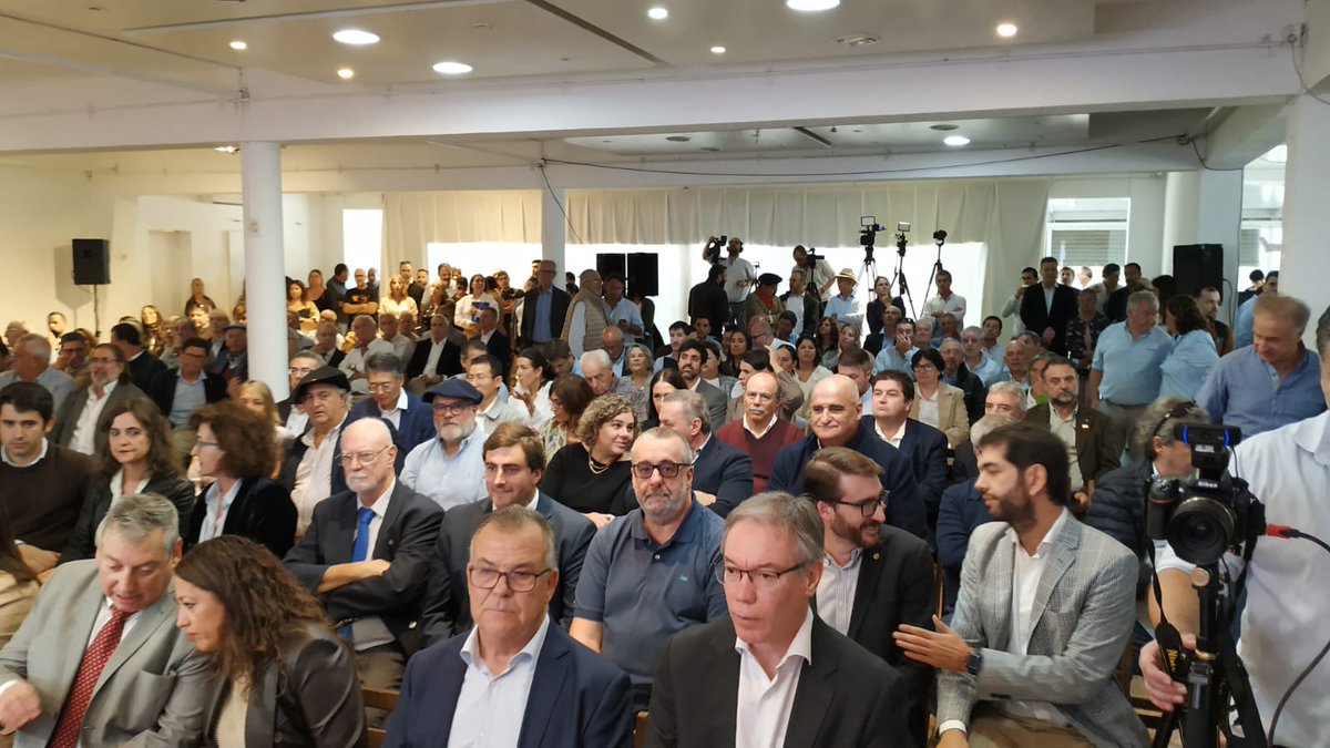 Presentación del "Polo Florida" en la ARF. Participa <a href="/blancarodgon/">Blanca Rodriguez - Hija de inmigrantes.</a> en carácter de Vicepresidente de la República, la Ministra de Industria <a href="/FcardonaUy/">Fernanda Cardona</a>, el Intendente <a href="/PajaroEnciso/">Carlos Enciso Christiansen</a>, los diputados <a href="/CarlosCarapa/">Carlos CARAPA Rodriguez</a> y <a href="/alvaro_chacho/">Álvaro Rodríguez Hunter</a>, empresarios y demás autoridades.