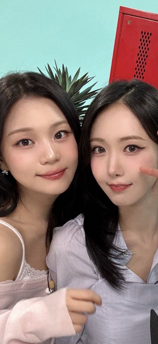 와........
미모 실환가

이 황금 용안으로 활동을 못하다니 ㅠ
 😢
그래도 부교수님 덕에 발랄하고 편안한 모습의 애기들 봐서 이 할미는 진짜 너무나 행복합니다
감사해요 🥹