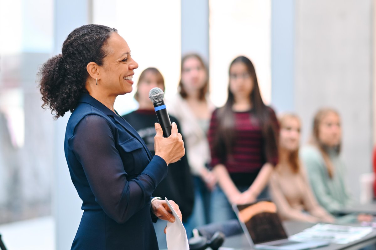 UChicagoPME's tweet image. Our Undergraduate Spring Showcase filled the ERC as students shared their research, met others in the STEM community, and explored ways to get more involved on campus. 📄🌸

#UChicago #Undergrad #STEM