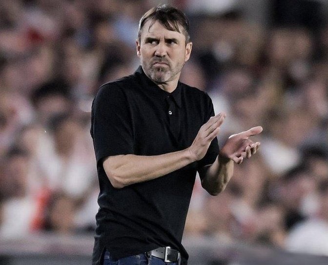 “En River importan las formas y eso lo sé. Pero hoy fue un partido desvirtuado. Se tenía que dar todo muy derecho para que las formas sean las que pretendemos. El domingo tenemos una final”

🎙️ Coudet.