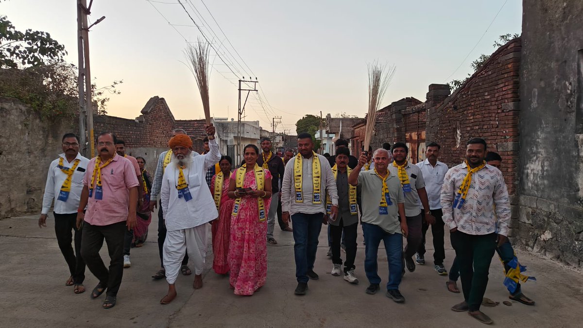 AAPRajasthan's tweet photo. 📍वांकानेर विधानसभा , गुजरात 

AAP के जिला व तालुका पंचायत उम्मीदवारों के साथ वरिष्ठ प्रदेश उपाध्यक्ष @NaveenPaliwal_ जी, राजेन्द्र मीणा, सत्यनारायण पाठक और पाली जिलाध्यक्ष नरपत जैतावत ने पदयात्रा कर जनता से संवाद किया।

इस बार गुजरात में बदलाव तय है।
#GujaratElection2026 https://t.co/ZkHPZY2BsM