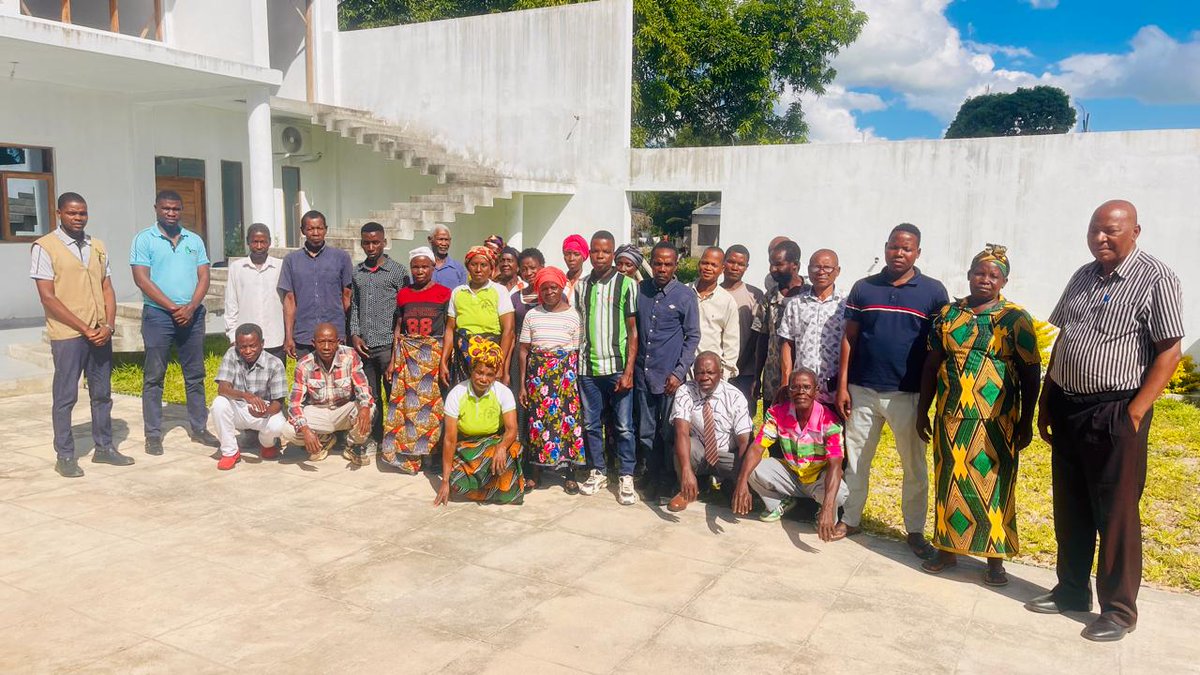 FAOMozambique's tweet image. Final micro-project (Phase 2) training round underway! 🎯

Strengthening farmers’ market-oriented skills: post-harvest, marketing, planning &amp;amp; finance. 57 associations in Nampula &amp;amp; Zambezia provinces will benefit 🌾🧑‍🌾

#PROMOVE @FAO #EU #GoM🇲🇿
