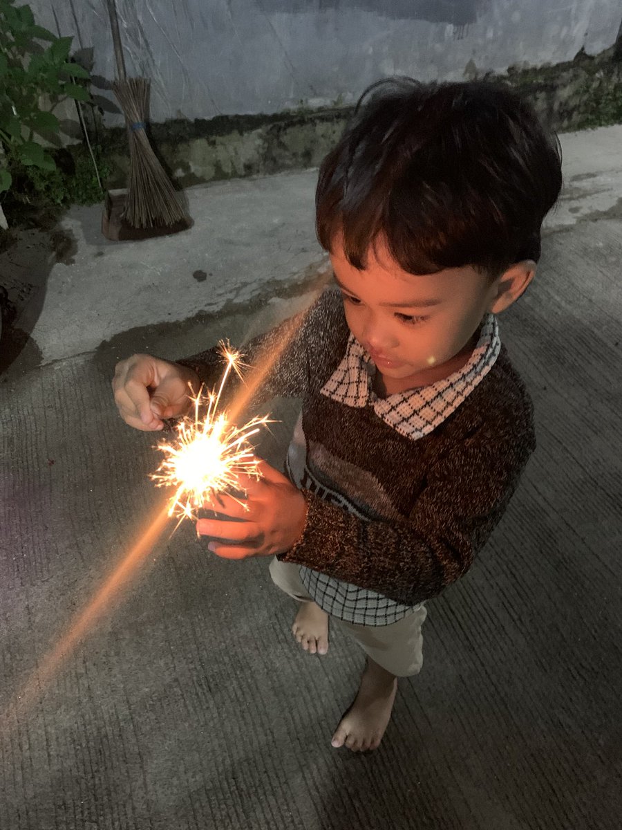 ponakan aku, aku suruh pegang ganggangnya malah apinya yg dipegang bjir😭