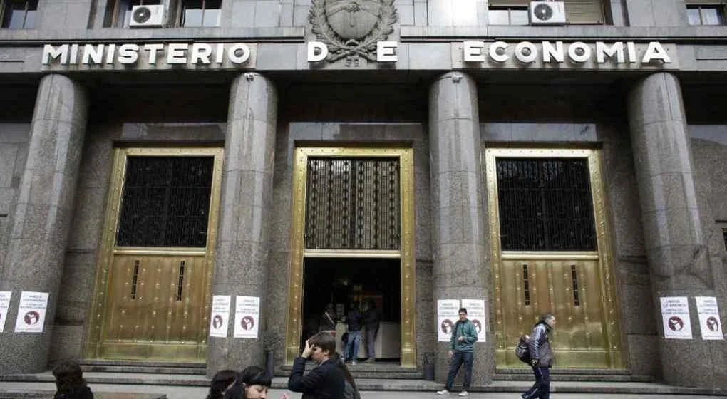 InteresGeneral_'s tweet photo. En el plano local, la tensión política se trasladó a las puertas del Ministerio de Economía. Más de 500 intendentes de todo el país, nucleados en la Federación Argentina de Municipios, presentaron un reclamo urgente a Luis Caputo por la crisis económica y social en los gobiernos locales. Con la advertencia de que la situación en los territorios es crítica por la caída de fondos, el reclamo federal subió de tono este mediodía y marca un miércoles muy caliente en la relación entre las provincias y el Ejecutivo.