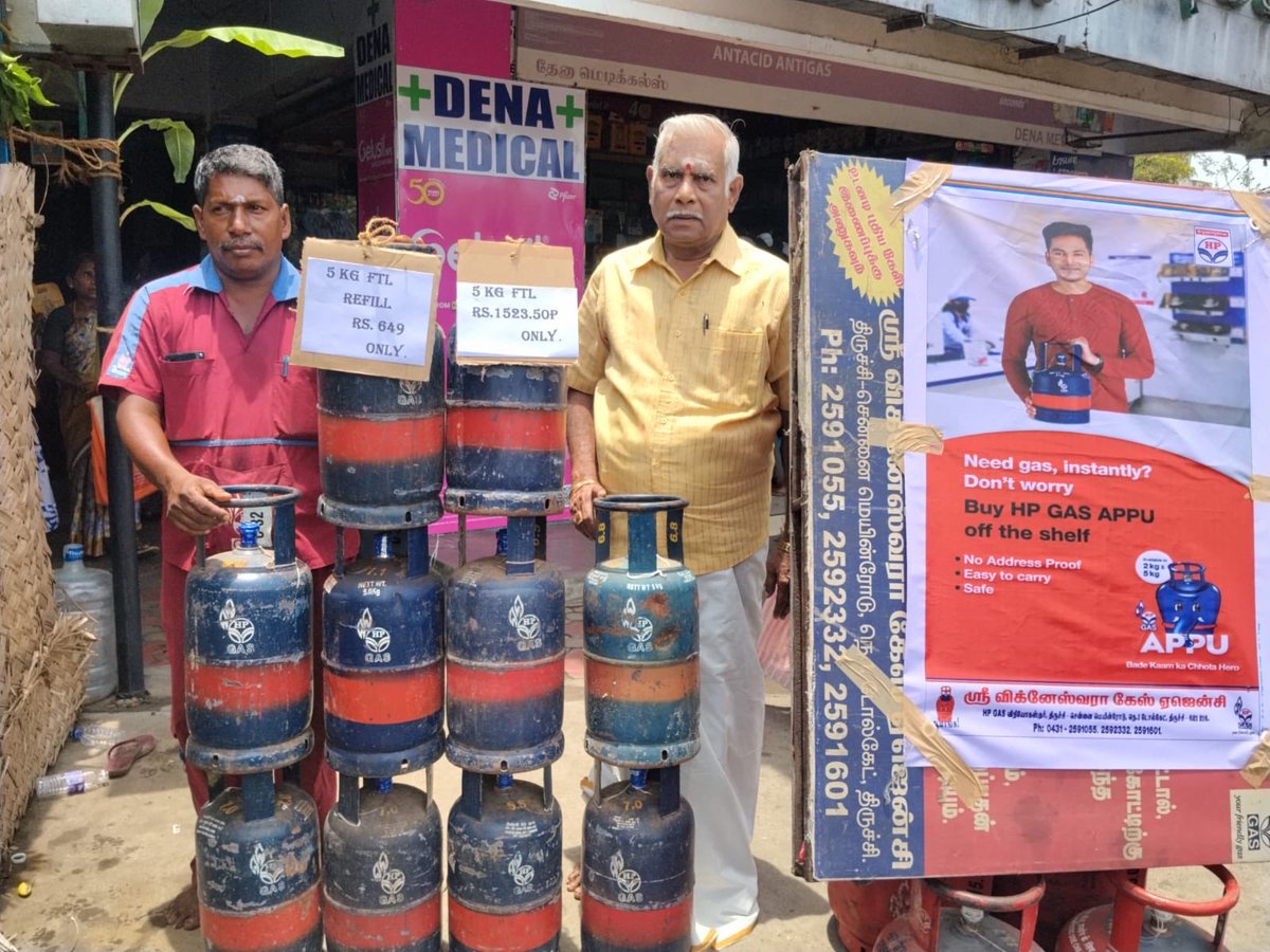 Vijayendra12785's tweet photo. @HPCL Distributor Sree Vigneswara Gas Agencies organised 5 kg FTL camp today at gas agency in Trichy district for migrant workers.

Ignore rumours—visit your nearest HP Gas distributor to avail one.
@HpclSz 
@Madurai_LPG_RO 
@dhruvkapil 
@HardeepSPuri https://t.co/p8sMMF317M