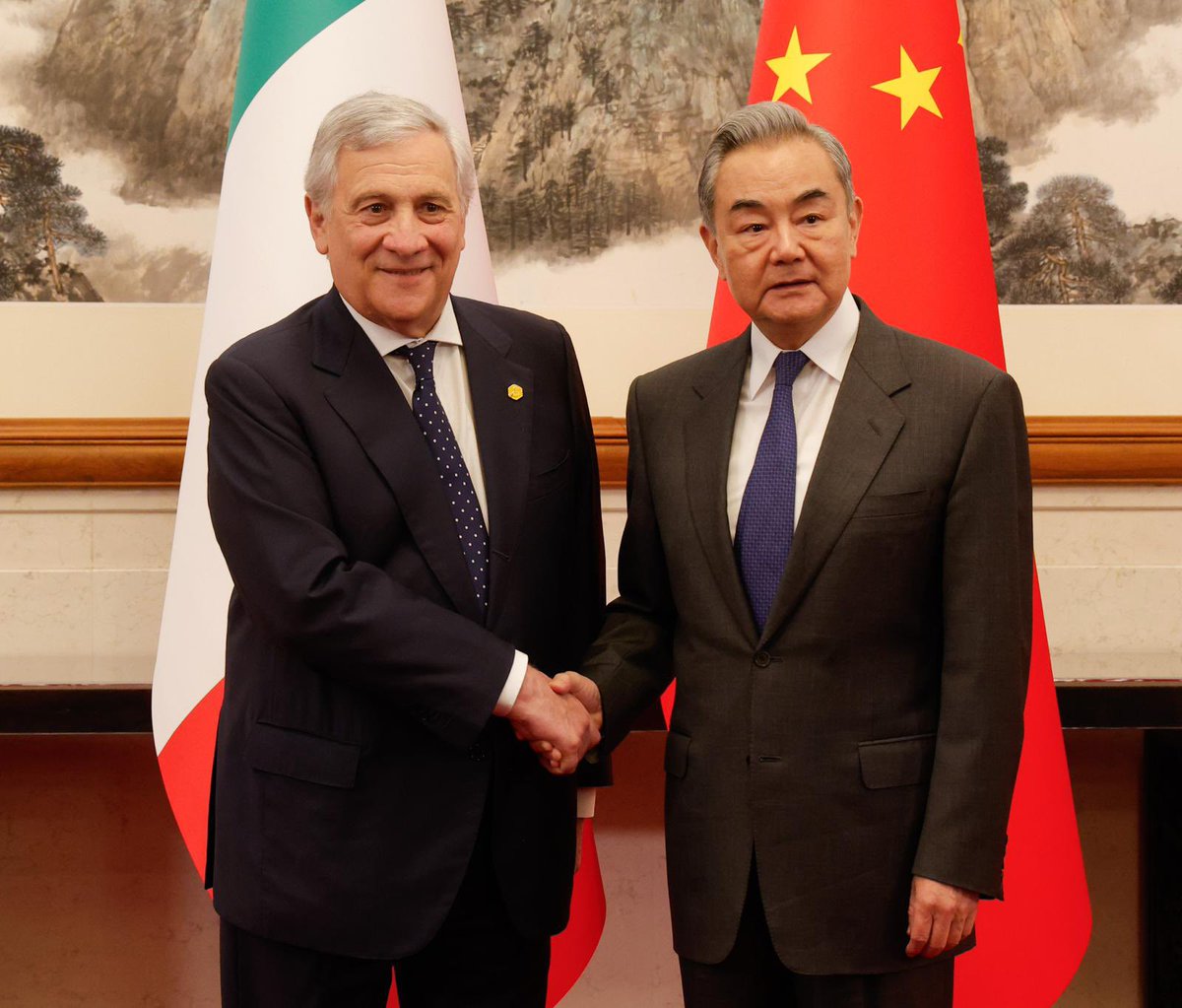 Antonio_Tajani's tweet photo. Prima tappa a Pechino della mia missione in Cina per rilanciare il dialogo strategico a livello economico e politico.
Ho presieduto con il Ministro del commercio 🇨🇳 Wang Wentao la Commissione economica mista Italia-Cina seguita dal dialogo imprenditoriale tra imprese italiane e cinesi. Oggi abbiamo raggiunto importanti nuovi risultati: da luglio inizierà la nuova tratta aerea Venezia-Pechino, siglato un piano d’azione sull’e-commerce, impostato una nuova strategia per incrementare l’export del Made in Italy in Cina con particolare riguardo al settore agroalimentare, alla meccanica e alla gioielleria.
Ho avuto poi un lungo incontro con il Ministro degli Esteri Wang Yi @MFA_China. Gli ho chiesto che la Cina, nel quadro del sistema multilaterale, sostenga con forza le iniziative per portare pace e stabilità in Medioriente e Ucraina, per mettere fine alle guerre, alle troppe morti di poveri civili innocenti e alla crisi energetica ed economica mondiale.