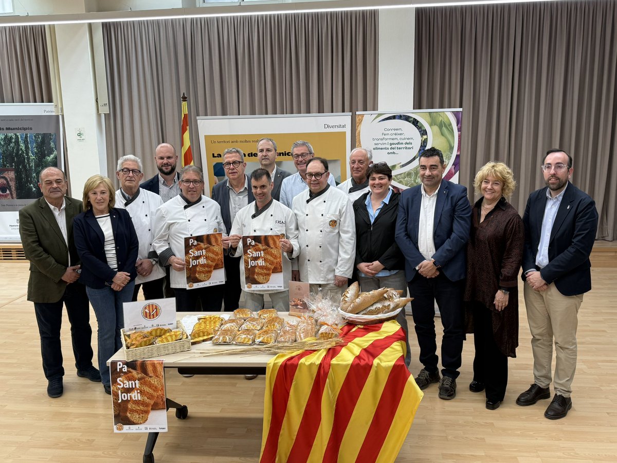 LoJoan's tweet photo. El Pa de Sant Jordi és un homenatge a l’ofici i al talent del nostre teixit artesà; però també és tradició, identitat i, sobretot, Gust de Lleida. Avui l’hem presentat amb @fornerslleida i n’hem pogut fer una degustació, també del pa PiriPonent, una altra insígnia del territori. https://t.co/JEEya36pIu