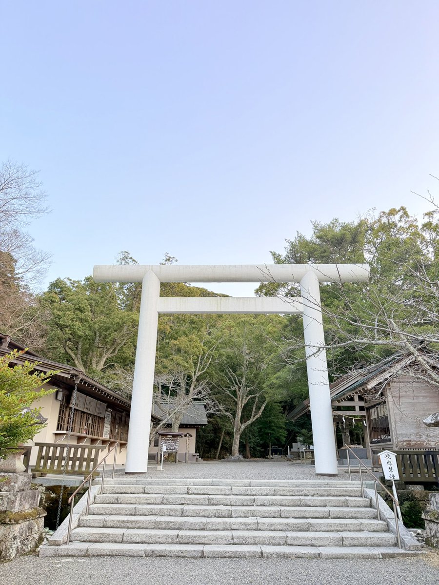 yu3chi's tweet photo. 【安房國一宮 安房神社さま】

長らく存在は知っていた筈なのに、館山の奥地となるとアクアラインの渋滞を考えると、ついつい躊躇してしまっていた安房神社さま。お日柄と方角の重なる日に伺って来ました。

日本三大金運神社のおひとつとも言われているそう( ⸝⸝⸝ᵒ̴̶̷ωᵒ̴̶̷⸝⸝⸝)

初めて伺うタイミングで貸切参拝させていただけるのも、本当に有り難いご縁だなぁと改めて思うんです

ほど近いところにある館山温泉も、すごく素敵でした☺️♨️🌸