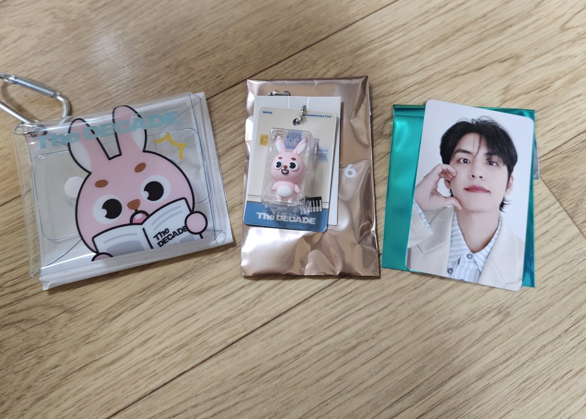 ing_hobby's tweet photo. 데이식스 일본 랜덤 굿즈 교환원해요
클리어파우치，피규어키링, 1만엔 랜덤포카

저 :  필
🍀:  돈 

세개 다 돈으로 교환 원해요
필솔콘 첫,막에서 직거래도 가능합니다 https://t.co/FJsQBYGF5q