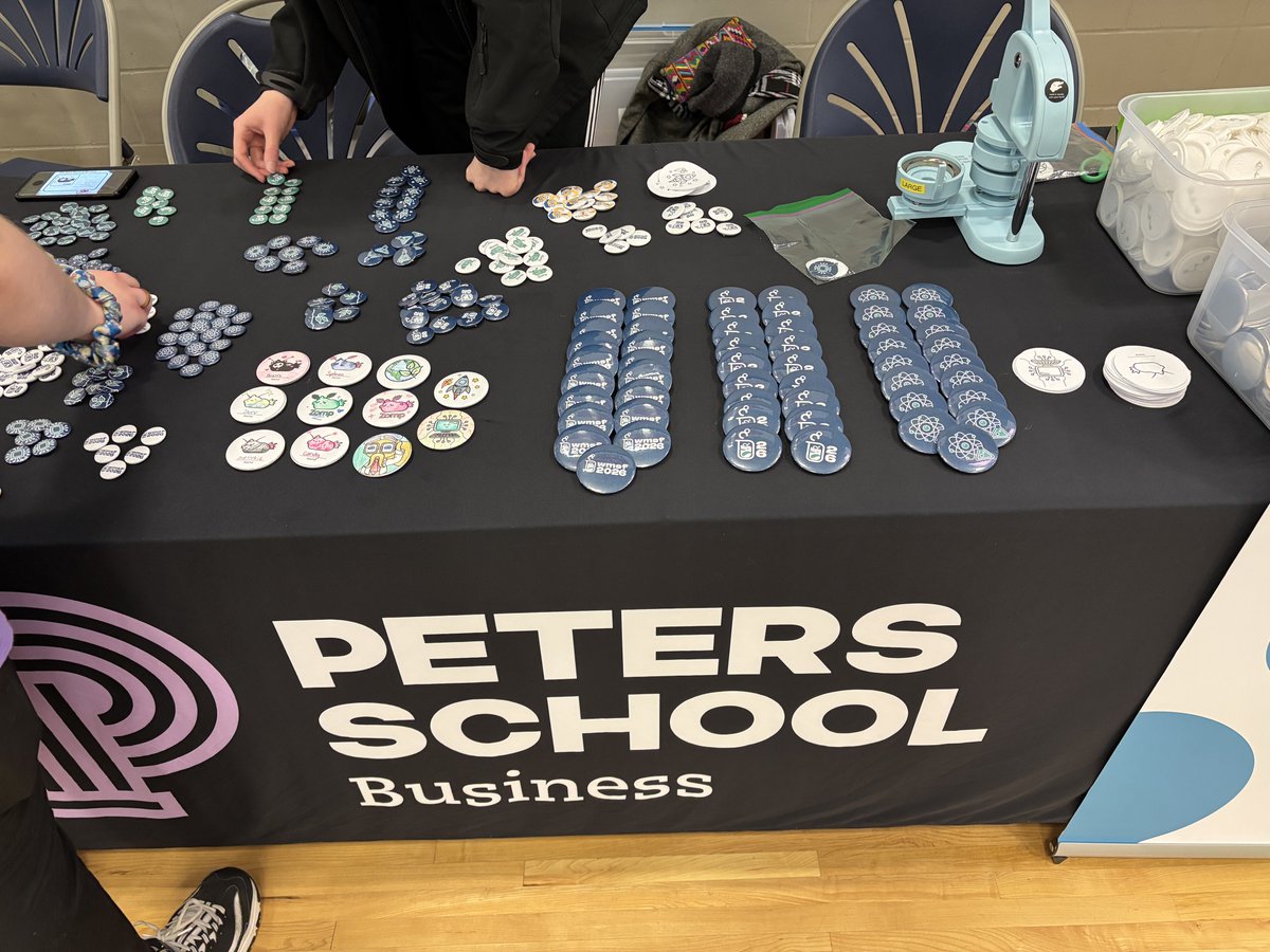 _FMaggie's tweet image. My science stickers have been put to use! The other day I got the chance to help out with our booth at the Western Manitoba Science Fair. It was a fun day and a great opportunity!

#graphicdesign #graphicdesigner #stickers #printproduction