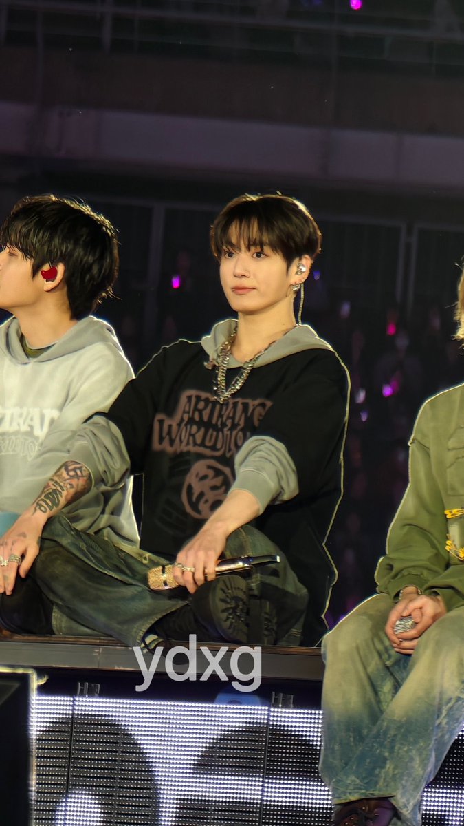 군대에서 저렇게 앉지 않나? 하.. 군복 입으면 더 맛도리겠다😋