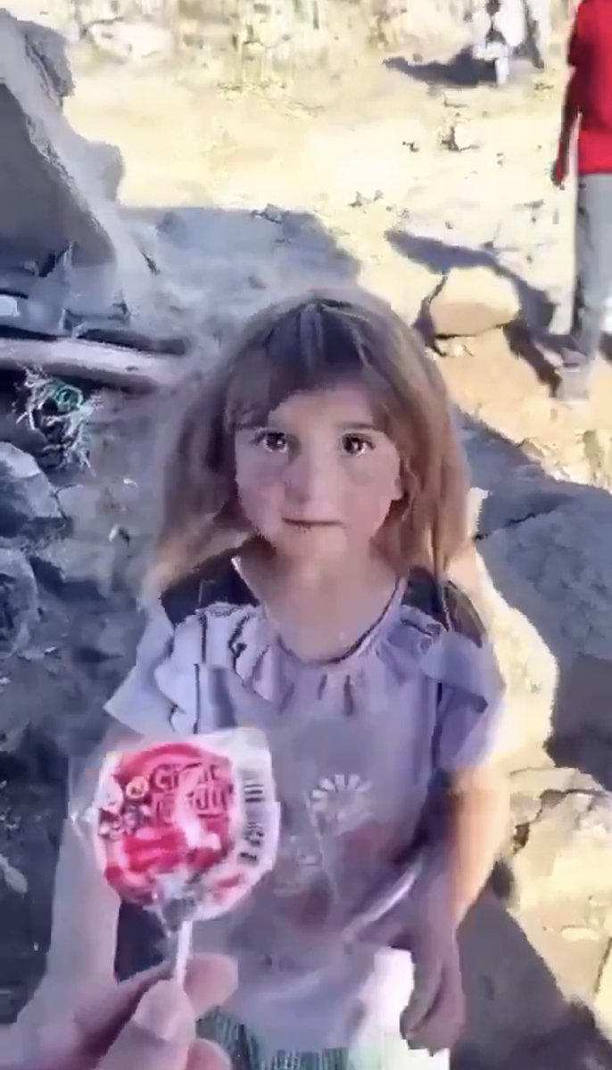 Shirink_13's tweet photo. 1) The little defenseless girl is a terror!st. 

2) That monkey face is the peaceful one. 

This is the hypocrisy of this filthy world. https://t.co/9nWyMvJsvt