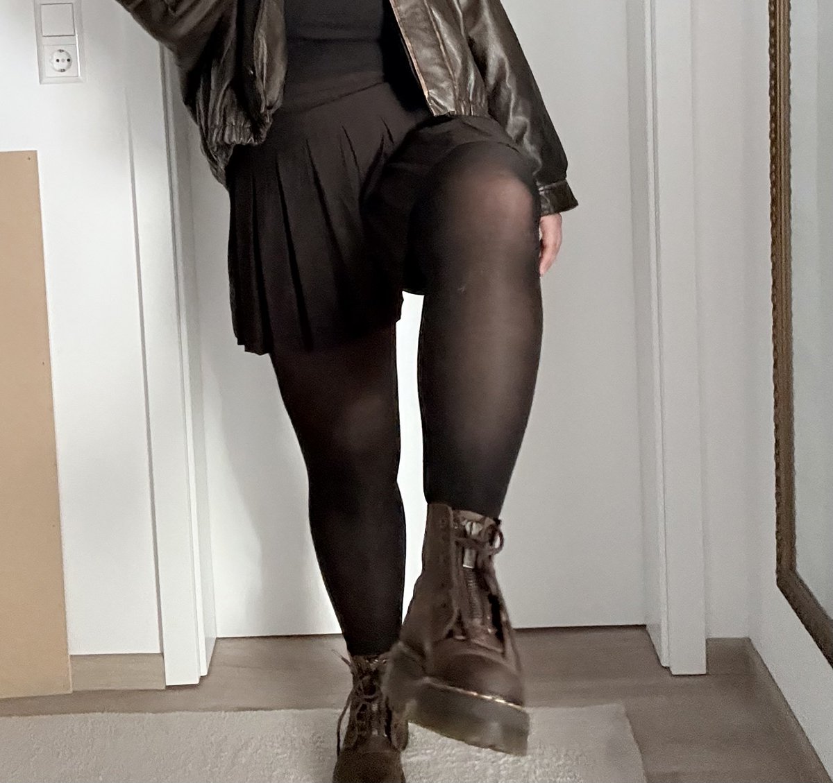 GoddessXMarisa's tweet image. Ankriechen und senden 🫵🏽 #findom #goddess #docs #stiefel