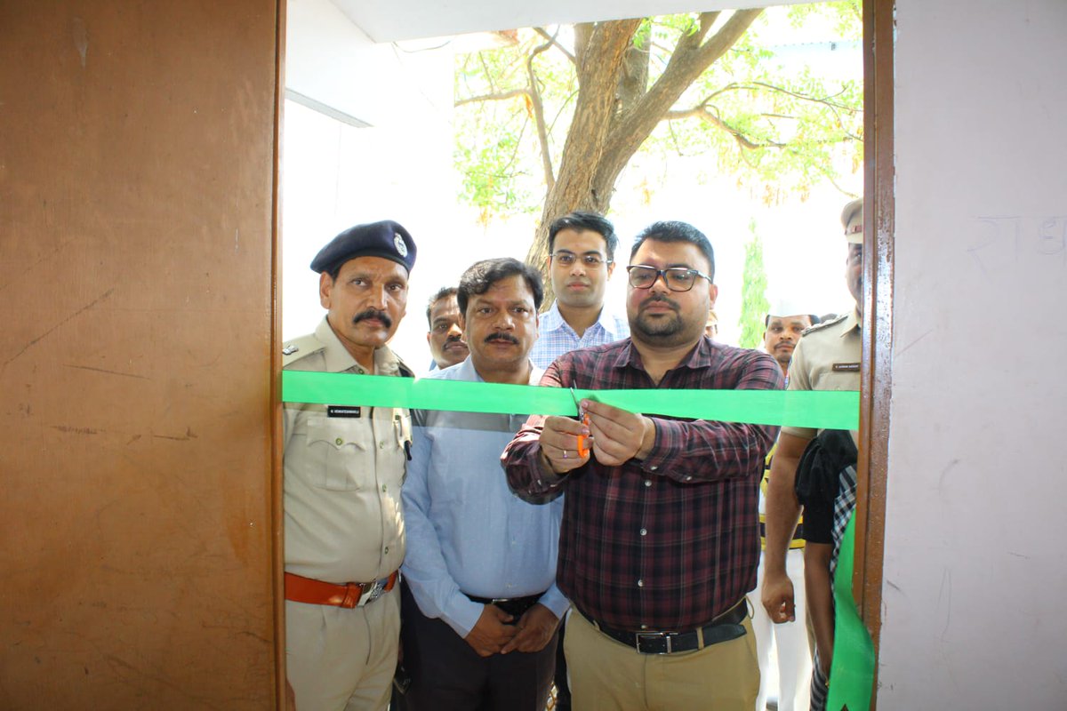 SpNagarkurnool's tweet image. #ప్రజా పాలనలో భాగంగా జిల్లాలో ఉన్న డ్రైవర్లు అందరికీ *#ARRIVEALIVE* కార్యక్రమంలో భాగంగా జిల్లా ఎస్పీ.డాక్టర్.సంగ్రామ్ సింగ్ జి పాటిల్ గారు *#EYE CAMP* నిర్వహించారు. ఈ కార్యక్రమనికి ముఖ్య అతిథిగా జిల్లా కలెక్టర్ బాదావత్ సంతోష్ గారు పాల్గొని కార్యక్రమాన్ని ప్రారంభించారు.
  నాగర్