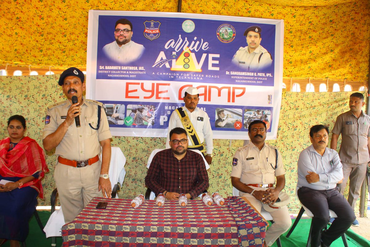 SpNagarkurnool's tweet image. #ప్రజా పాలనలో భాగంగా జిల్లాలో ఉన్న డ్రైవర్లు అందరికీ *#ARRIVEALIVE* కార్యక్రమంలో భాగంగా జిల్లా ఎస్పీ.డాక్టర్.సంగ్రామ్ సింగ్ జి పాటిల్ గారు *#EYE CAMP* నిర్వహించారు. ఈ కార్యక్రమనికి ముఖ్య అతిథిగా జిల్లా కలెక్టర్ బాదావత్ సంతోష్ గారు పాల్గొని కార్యక్రమాన్ని ప్రారంభించారు.
  నాగర్