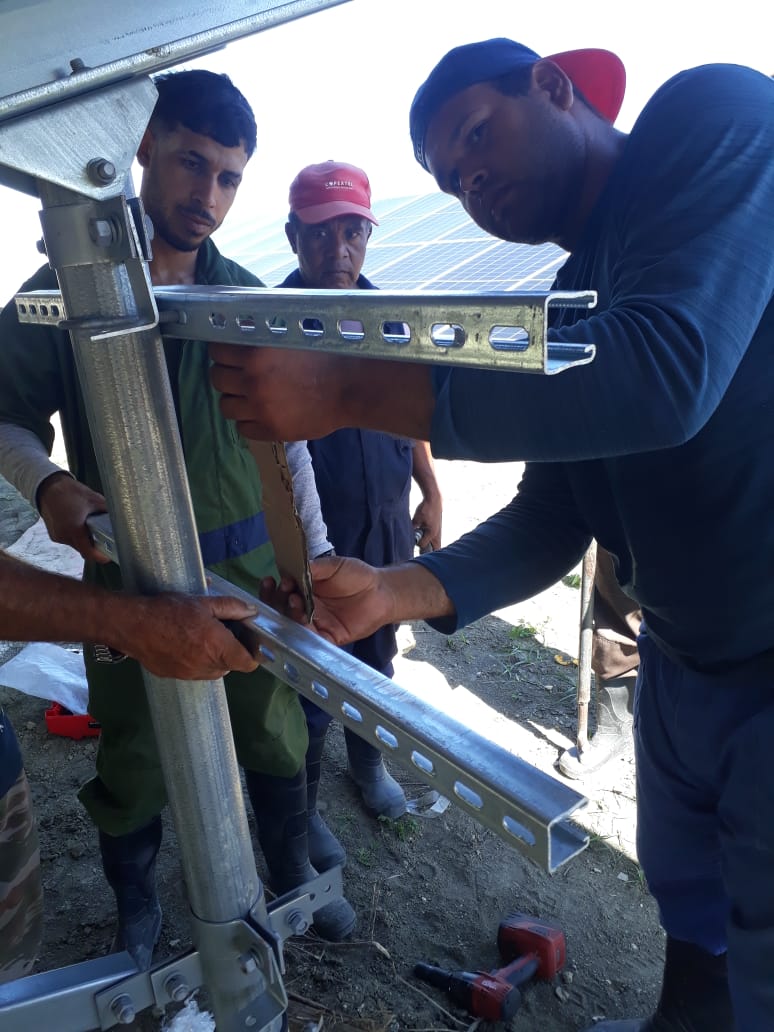 MDedieu26's tweet photo. Las labores en el #ParqueSolar #ElAlgarrobo no se detienen por los trabajadores de la @FCopextelGtmo. Seguimos en la #TransformaciónEnergética de Cuba y #ConectandoSoluciones para Guantánamo. https://t.co/LOo9osXVYN