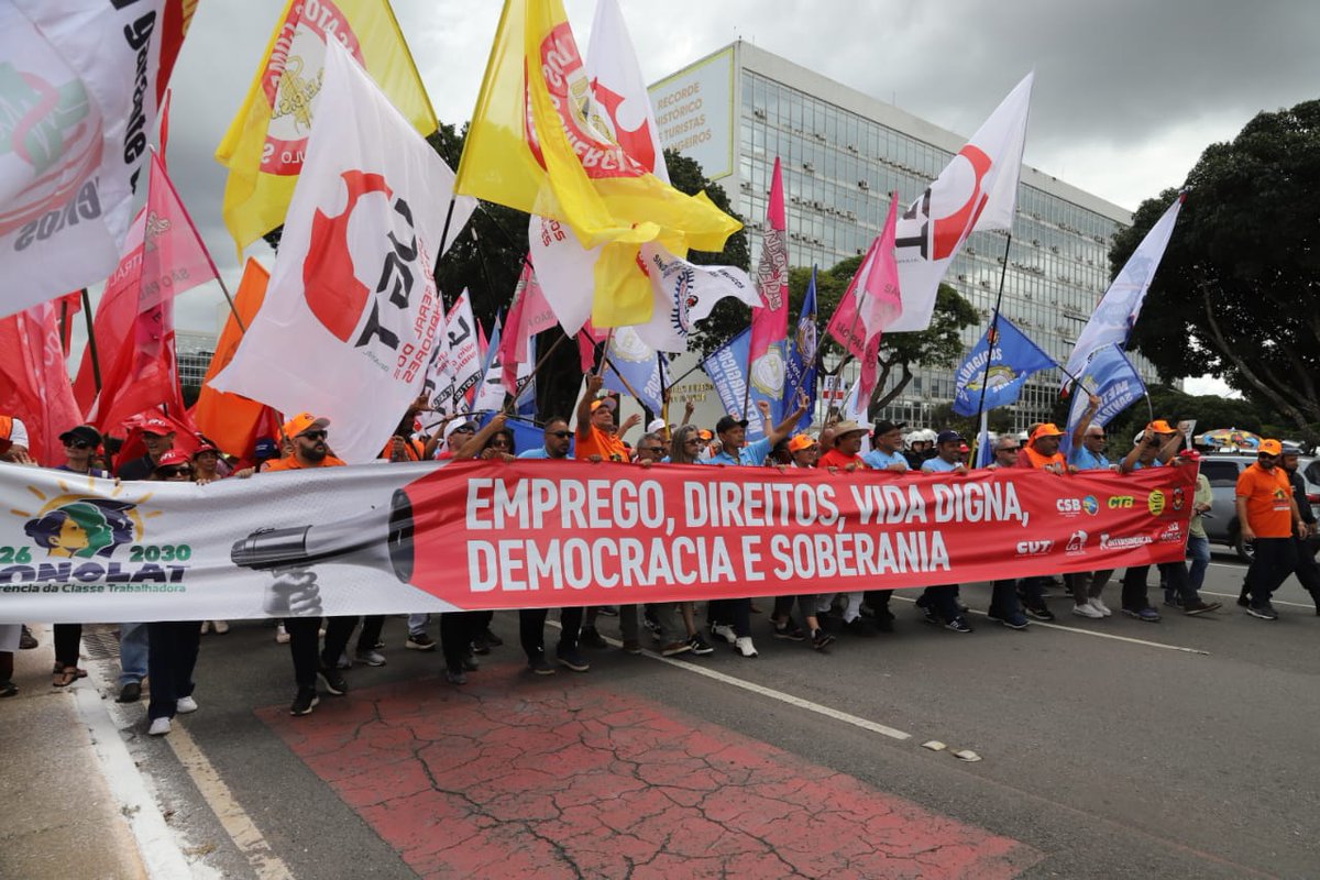 Marcha da Classe Trabalhadora: <a href="/LulaOficial/">Lula</a>  recebe reivindicações da CUT por fim da jornada de trabalho sem redução salarial link.fenae.org.br/47nuec7k