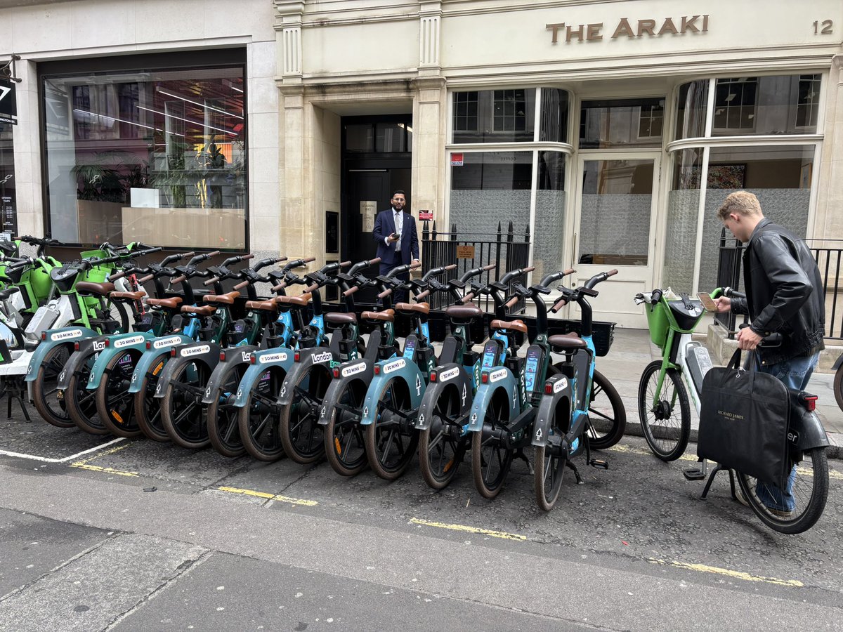 comcab33's tweet photo. Just take a wild guess @CityWestminster @TfLTPH where this is ?? 
Want a clue ? It’s the rank you let @limebike &amp;  @forestbike_uk do exactly what they like. Come to think of it you let them do exactly what they like on all Taxi ranks. #NotFitToServeLondon https://t.co/3FlmN60DWJ