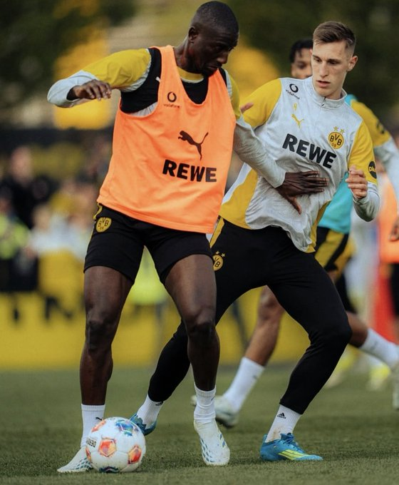 BokeBuzz's tweet image. ⚽🇸🇳

L’attaquant Serhou Guirassy s’entraîne avec le Borussia Dortmund en vue des prochains matchs 🔥

Travail sérieux et intensité à l’entraînement avant les prochaines échéances du club.

#Guirassy #Dortmund  #Training #Bundesliga