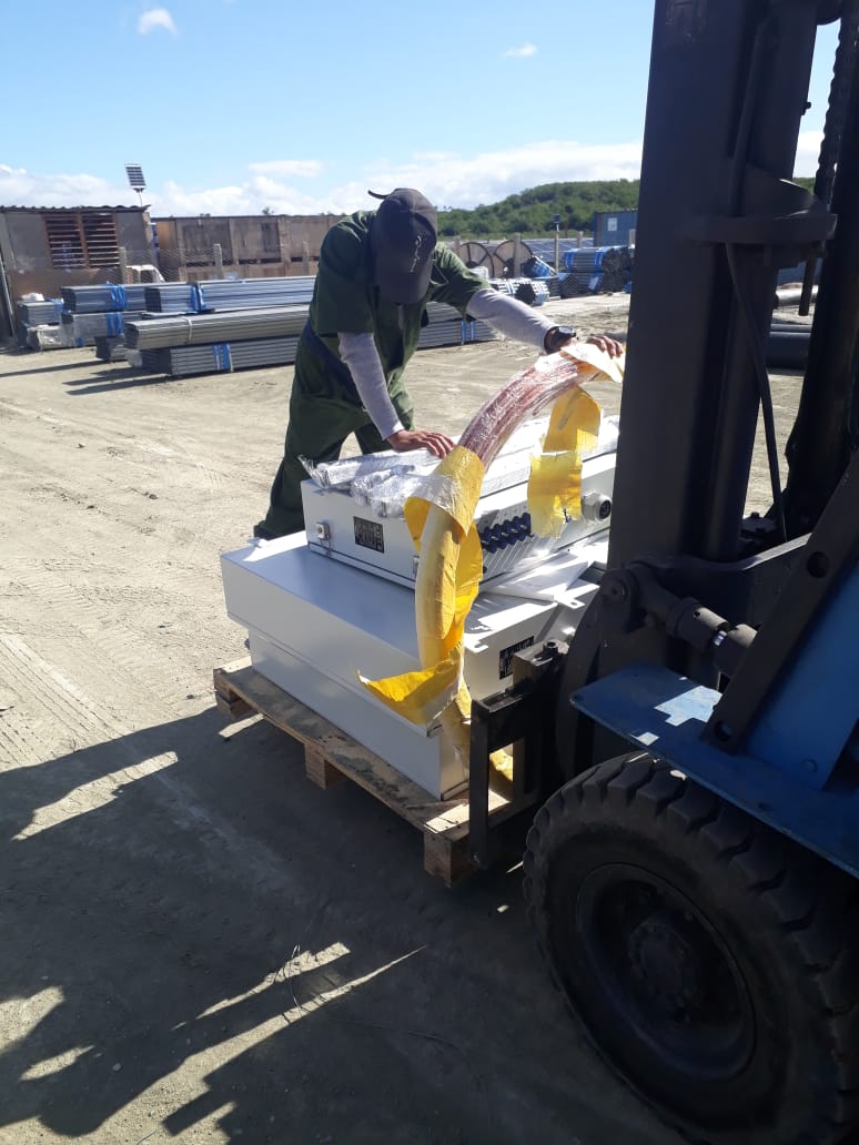 MDedieu26's tweet photo. Las labores en el #ParqueSolar #ElAlgarrobo no se detienen por los trabajadores de la @FCopextelGtmo. Seguimos en la #TransformaciónEnergética de Cuba y #ConectandoSoluciones para Guantánamo. https://t.co/LOo9osXVYN