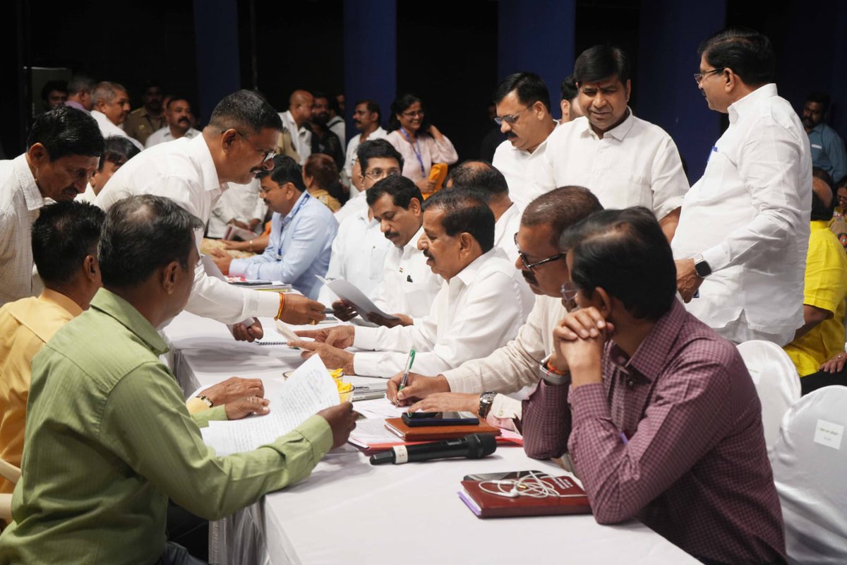 timesofindia's tweet image. #Thane | A public darbar was held at Gadkari Rangayatan, led by Ganesh Naik, Forest Minister and Guardian Minister of Palghar district, to address citizens’ concerns.
📸 Photo by: Santosh Gupta

#GaneshNaik