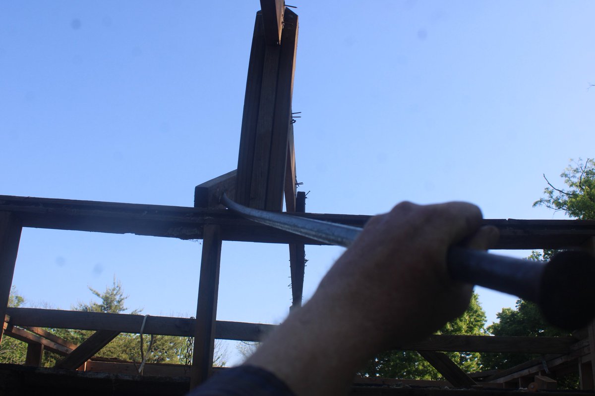 docsanderson's tweet image. #Scientists #Carpenter #RestorationProject #Wolves #Mates @NatGeo @HeartsofHeroes_ @Nature
@Ginger_Zee Lizzie Mags G Im moving Slow easing back into deconstruction this is #DANGEROUS 1 mistake and i dont make the bloopers reel. i got the center rafter down. Mwah Bold&amp;amp;Brave Lelon