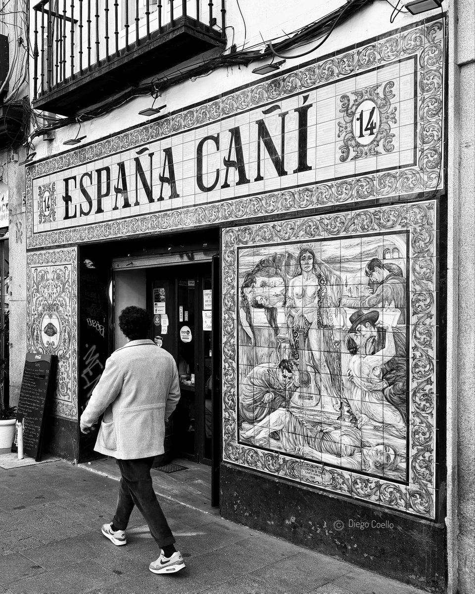 didac_coello's tweet photo. Paseando por el Madrid castizo.
.
#streetphotography #blackandwhitephotography #visitmadrid #blancoynegro #igersmadrid #iphonepic #iphone17pro #iphoneshot #madrid #madridcastizo #fotoblancoynegro https://t.co/tQ7nR6ysN2