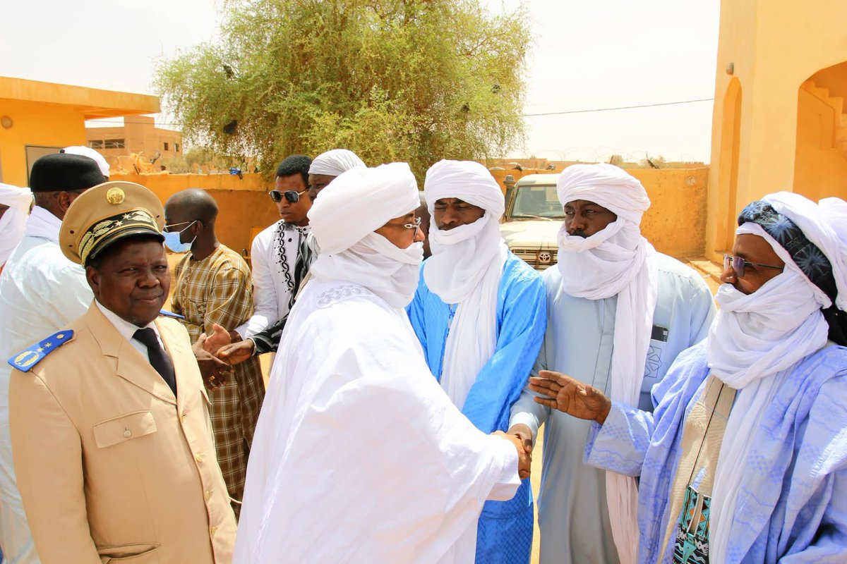 AzizMaigaNMP's tweet photo. 🇲🇱 MENAKA : Le Président de la Transition, Son Excellence le Général d’Armée @GoitaAssimi, a dépêché une mission conduite par le Ministre Commissaire à la Sécurité alimentaire, Monsieur Redouwane Ag Mohamed Ali à Menaka, en vue de la remise d’une importante quantité de vivres estimée à 535 tonnes.

Ce geste de solidarité constitue une réponse rapide et concrète aux besoins alimentaires auxquels fait face la région, traduisant ainsi l’engagement des autorités à soutenir les populations en situation de vulnérabilité.
@AzizMaigaNMP