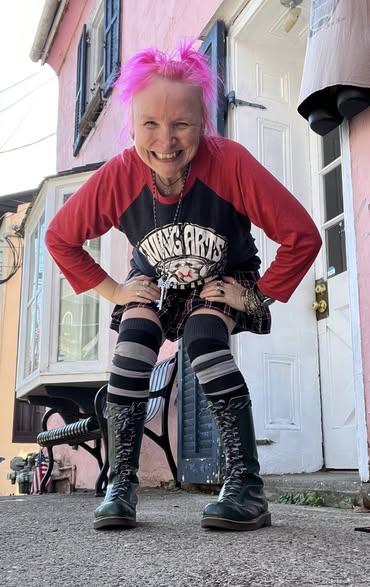 punkrockmeshell's tweet photo. steel toes from 1995 green dr martens.lippy skirt &amp; @livingartstattoo shirt. #godsavetheqweens #newhopepa #drmartens #madeinengland #england #docs #smile #punk #punkrock #ween #lipservice #vintage #rare #ootd #fit #fitcheck #manicpanic #hothotpink #90sfashion #80sfashion #tattoo https://t.co/YmDUBeOPEM