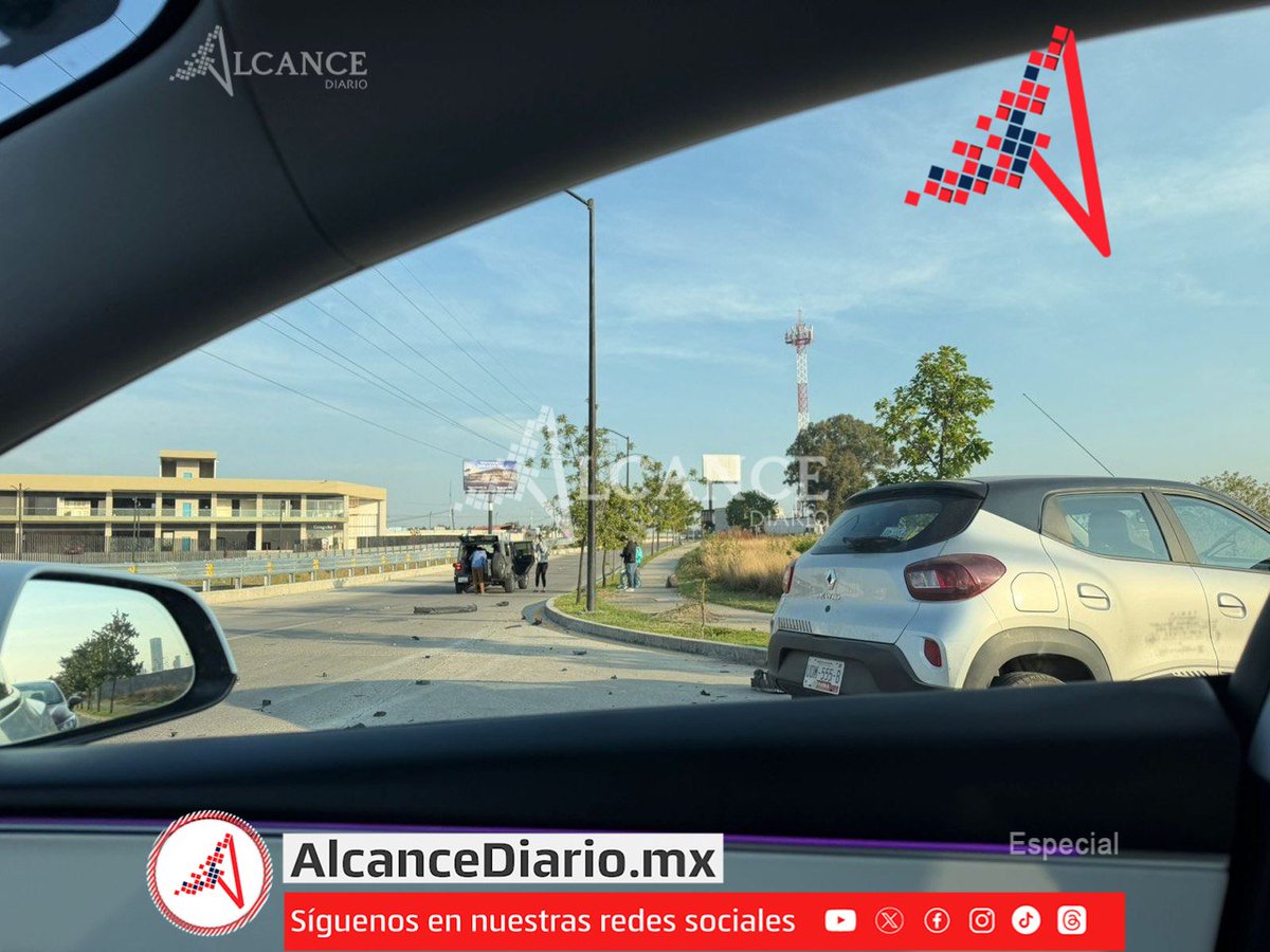 AlcanceDiario's tweet image. #Entérate 📢Se registra un accidente sobre el bulevar de las #Cascadas a la altura de la zona escolar en Lomas de #Angelópolis lll🚨🚘🚧.