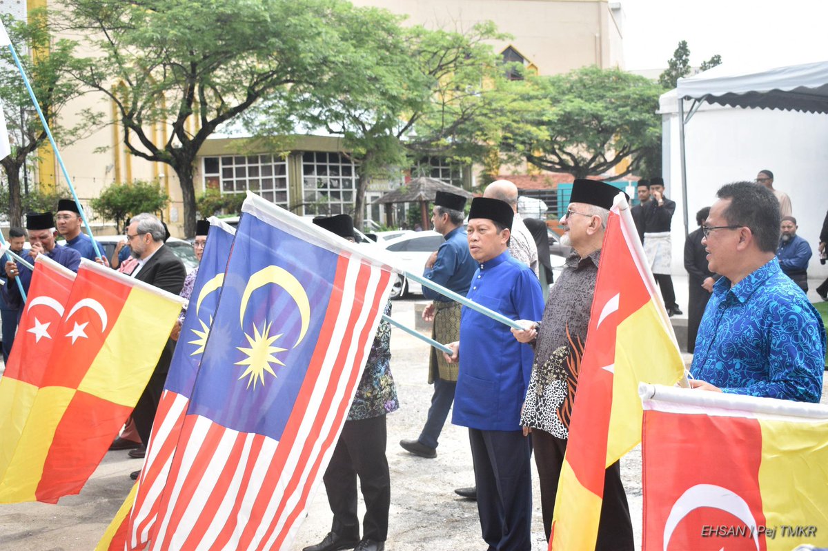 ahmadmaslan's tweet image. Di Kompleks Seni #Islam Antarabangsa #Selangor di sebelah Masjid #ShahAlam pada 15/4/26.

Kelolaan #YayasanRestu YR. Kami melancarkan 1 kontena #AlQuran utk dihantar ke #Indonesia

Juga sambutan #Aidilfitri. Hadir Pengerusi YR D Abdul Latif &amp;amp; ramai jemputan.

Moga diberkatiNya.