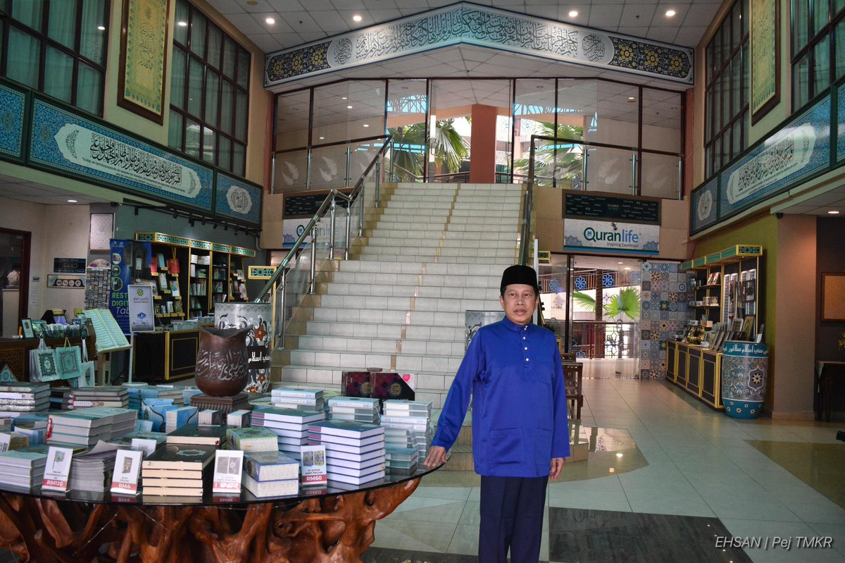 ahmadmaslan's tweet image. Di Kompleks Seni #Islam Antarabangsa #Selangor di sebelah Masjid #ShahAlam pada 15/4/26.

Kelolaan #YayasanRestu YR. Kami melancarkan 1 kontena #AlQuran utk dihantar ke #Indonesia

Juga sambutan #Aidilfitri. Hadir Pengerusi YR D Abdul Latif &amp;amp; ramai jemputan.

Moga diberkatiNya.