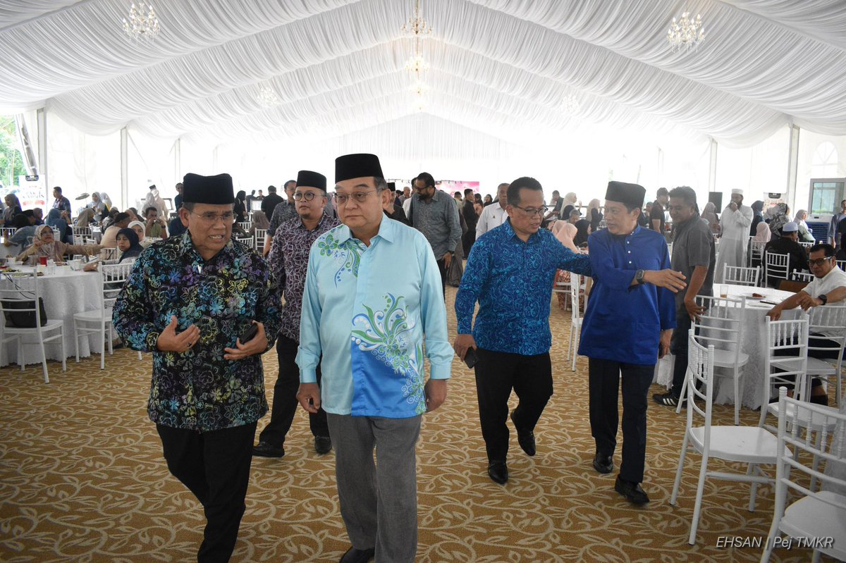 ahmadmaslan's tweet image. Di Kompleks Seni #Islam Antarabangsa #Selangor di sebelah Masjid #ShahAlam pada 15/4/26.

Kelolaan #YayasanRestu YR. Kami melancarkan 1 kontena #AlQuran utk dihantar ke #Indonesia

Juga sambutan #Aidilfitri. Hadir Pengerusi YR D Abdul Latif &amp;amp; ramai jemputan.

Moga diberkatiNya.