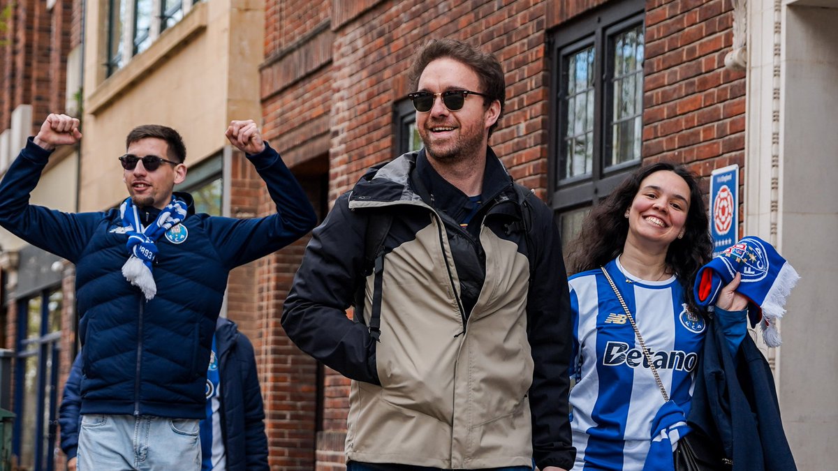 FCPorto's tweet photo. Nottingham de azul e branco 🔵⚪

#SeguimosJuntos https://t.co/sduAFOk2OW