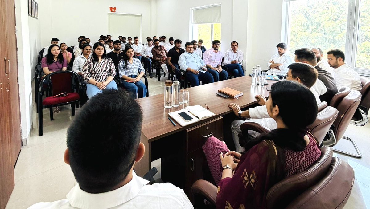 PrasantaChawar1's tweet photo. Haryana BJP State Organization General Secretary, @PhanindranathS3  ji held a meaningful discussion with the youth from various districts of Haryana on the subject of involving more #youth in politics as per the vision of Honorable Prime Minister @narendramodi ji. 

@PMOIndia https://t.co/gLyxZg9oFE